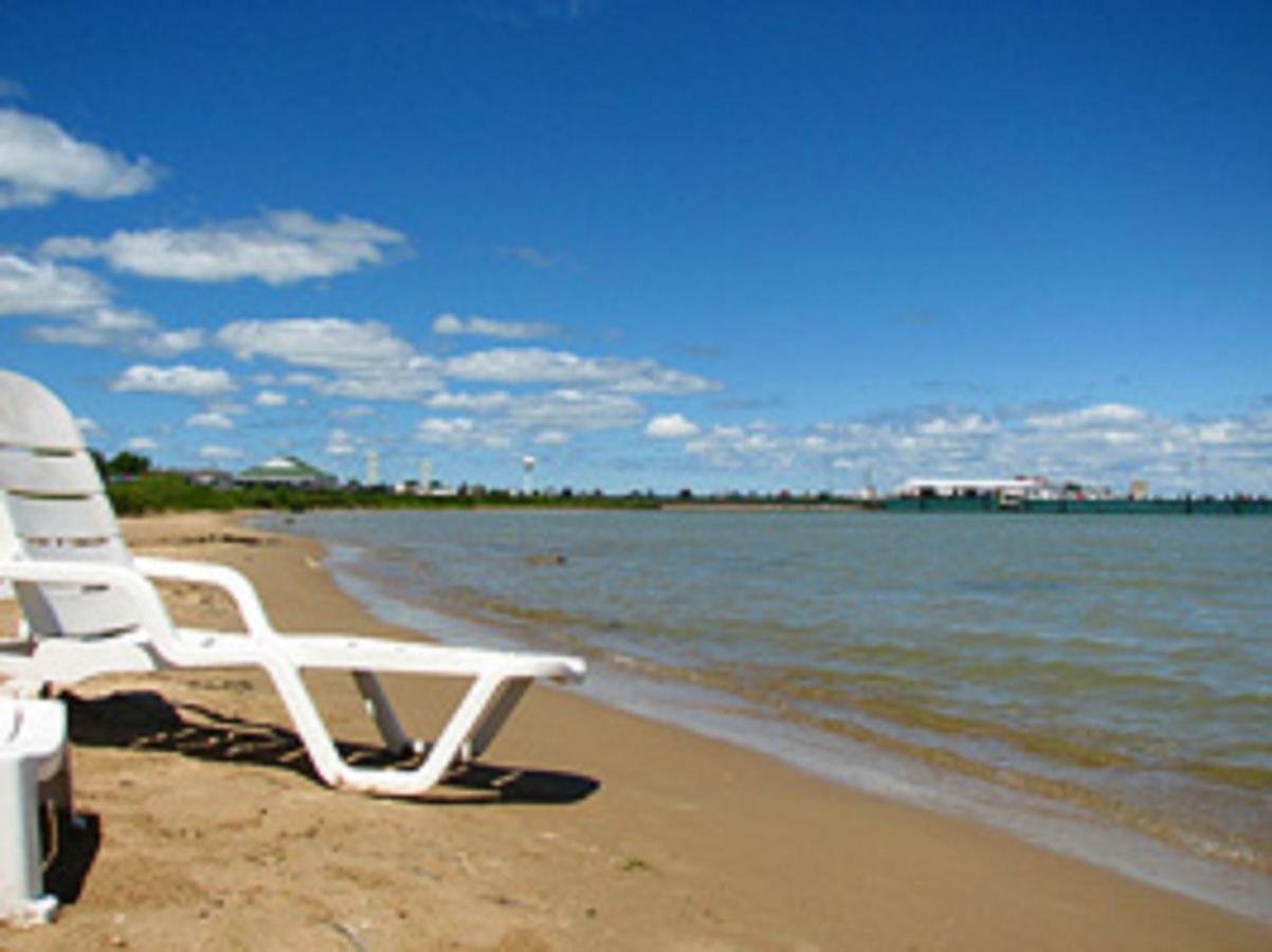 Grand Mackinaw Beachfront And Waterpark Макино Сити Екстериор снимка